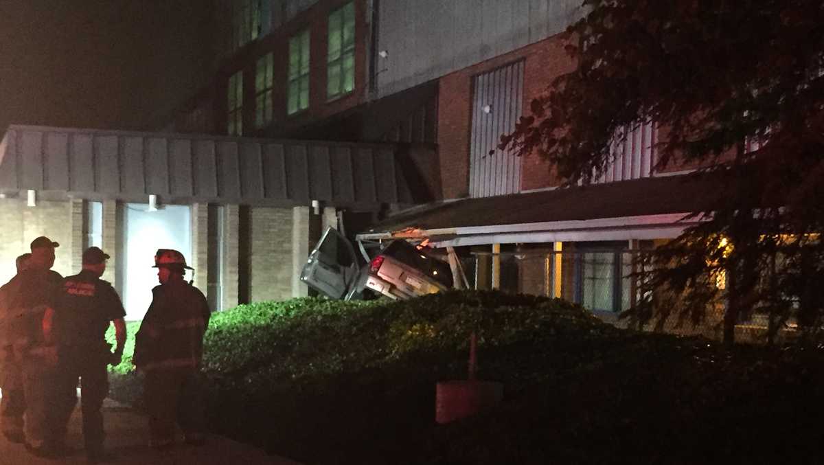 Vehicle crashes outside Turtle Creek business, no sign of driver