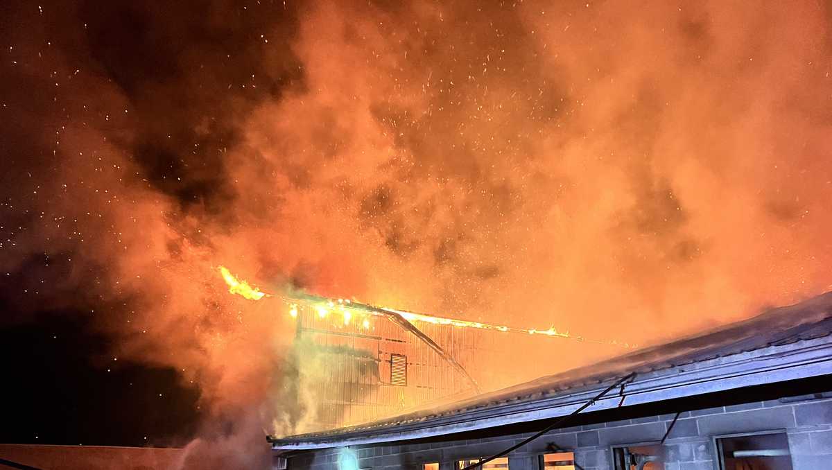 Early morning barn fire billows thick smoke in Dauphin County, Pa.