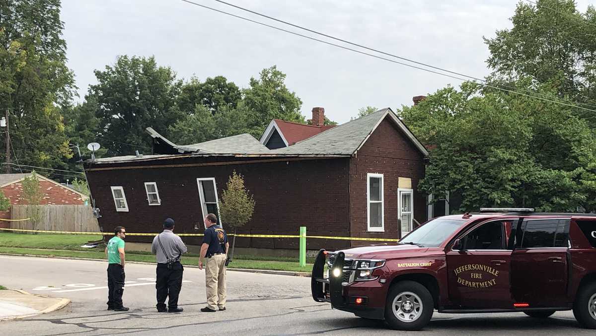 PHOTOS Authorities respond to Jeffersonville home that appears to be