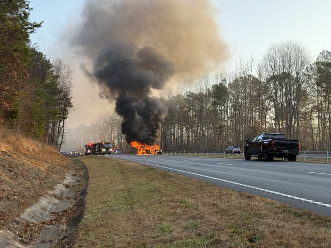 Fuego de coche en el camino de 123