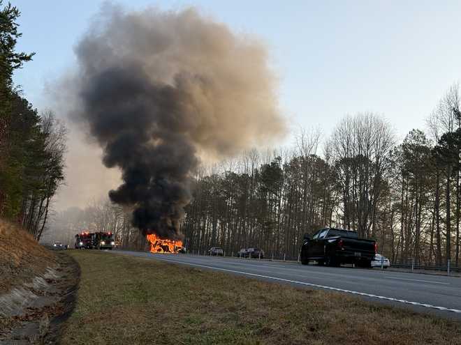 Fuego de coche en el camino de 123