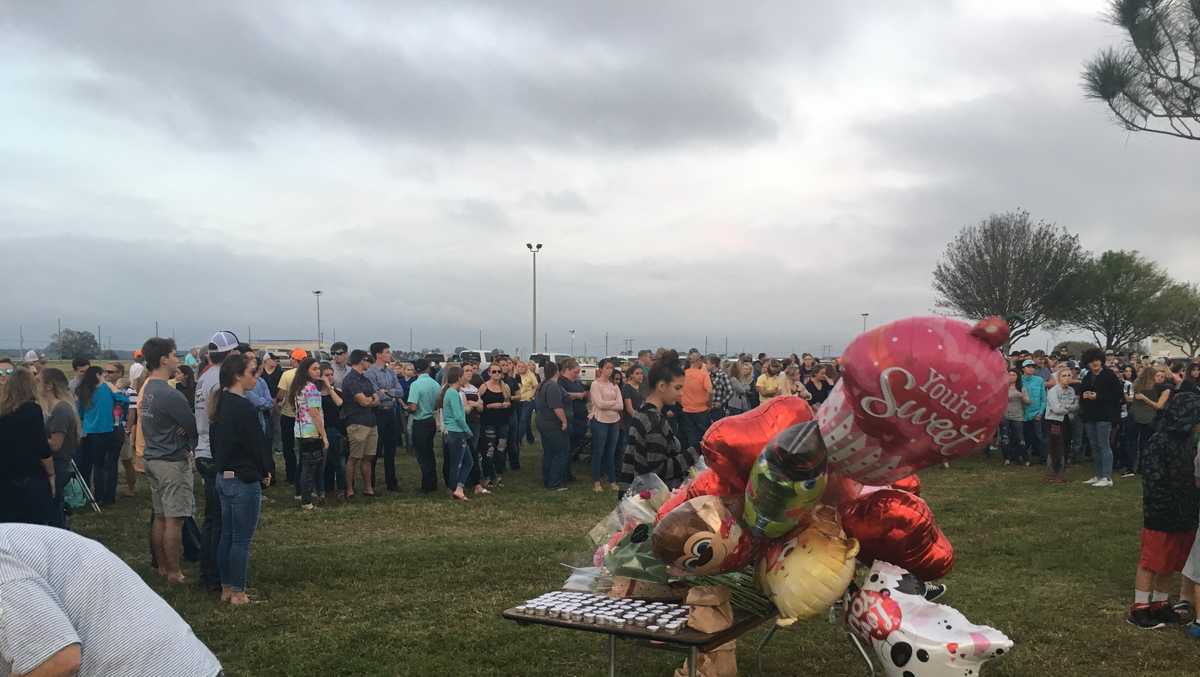 Hundreds gather to remember teens killed in wreck