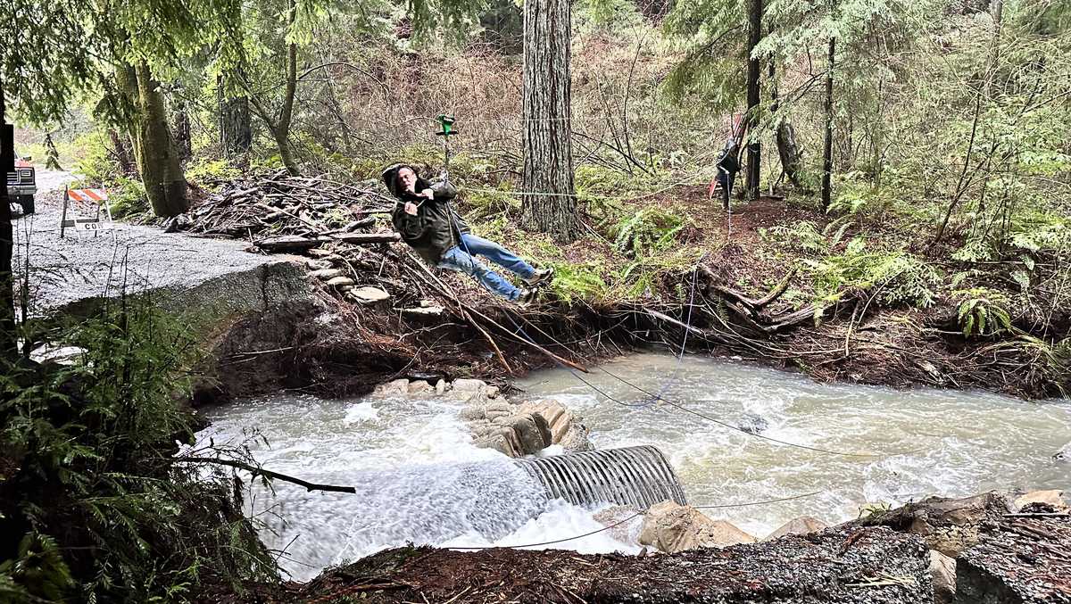 La comunidad de Corralitos usa una tirolesa para llegar a casa después de las tormentas