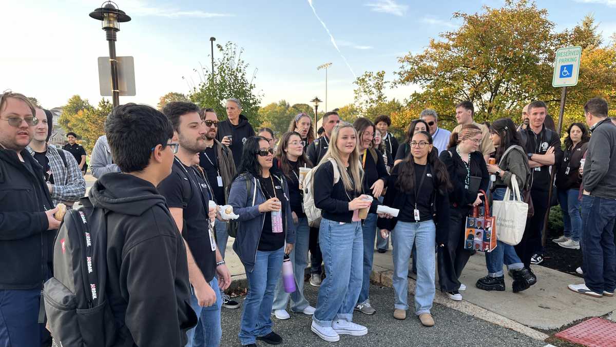 North Shore teachers protesting stalled contract negotiations enter ...