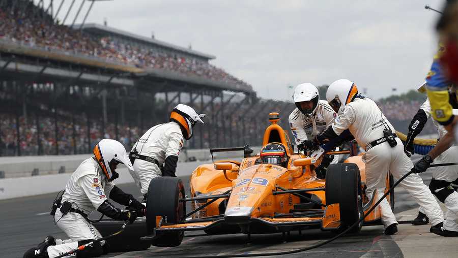 Fernando Alonso, of Spain, makes his first pit stop during the running of the Indianapolis 500 auto race at Indianapolis Motor Speedway, Sunday, May 28, 2017, in Indianapolis. (AP Photo/Sam Riche) Fernando Alonso, of Spain, makes his first pit stop during the running of the Indianapolis 500 auto race at Indianapolis Motor Speedway, Sunday, May 28, 2017, in Indianapolis. (AP Photo/Sam Riche)