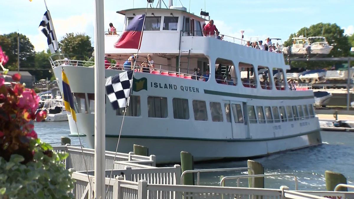 Teenagers fined 2,500 for jumping into water off island ferries