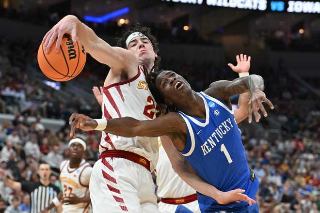 Iowa State&amp;apos;s Blake Buchanan, left, blocks a shot by Kentucky&amp;apos;s Denzel Aberdeen (1) during the second half in the second round of the NCAA college basketball tournament, Sunday, March 22, 2026, in St. Louis.