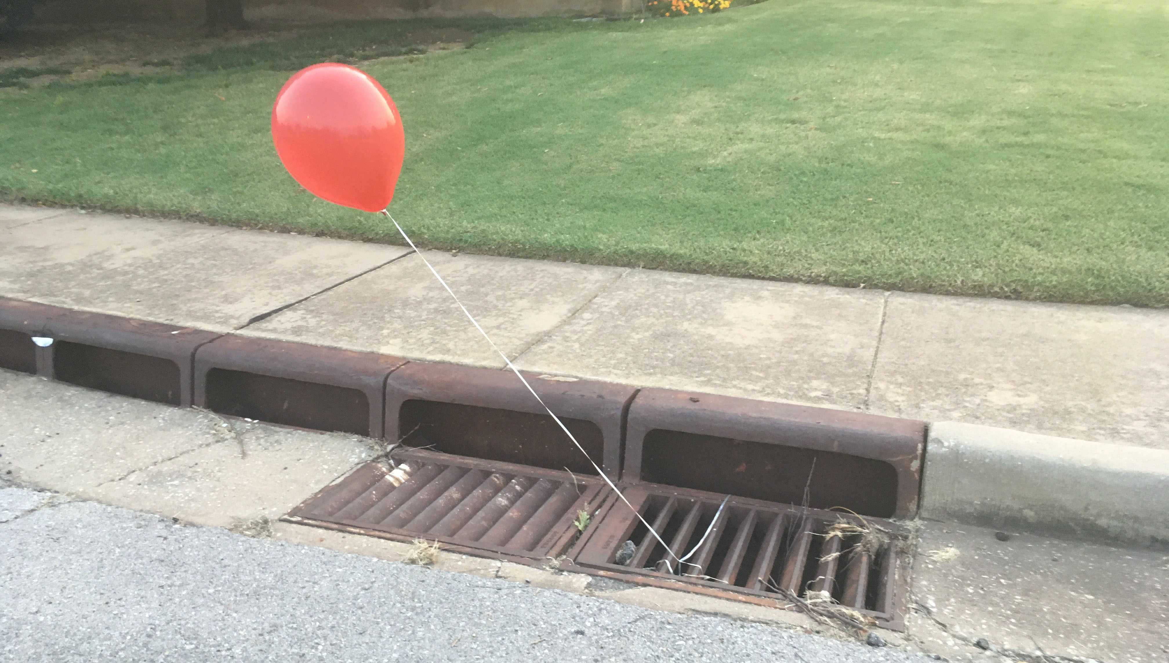 Ingang samenzwering lood Red 'It' balloon spotted on storm drain in Edmond