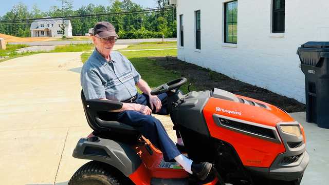 WWII hero from Alabama turns 102, puts party on hold to mow lawn - Vimarsana News