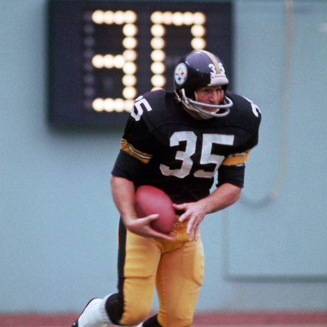 Jack "Hydroplane" Deloplaine #35 of the Pittsburgh Steelers runs with the football against the New England Patriots during a game at Three Rivers Stadium on September 26, 1976 in Pittsburgh, Pennsylvania.