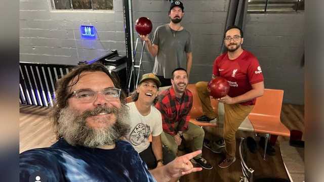 Actor/musician Jack Black hangs out at Kentucky bowling alley - Vimarsana News
