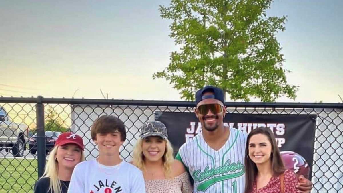 Jalen Hurts returns to the state of Alabama with an excellent youth  football camp