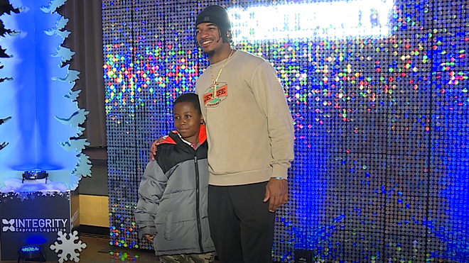 NFL wide receiver takes 100 elementary school students on holiday shopping spree - Vimarsana News