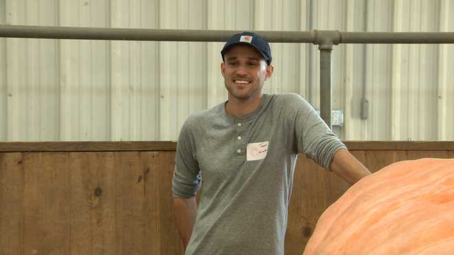 Hombre de Massachusetts rompe récord de calabaza gigante en la Feria de Topsfield
