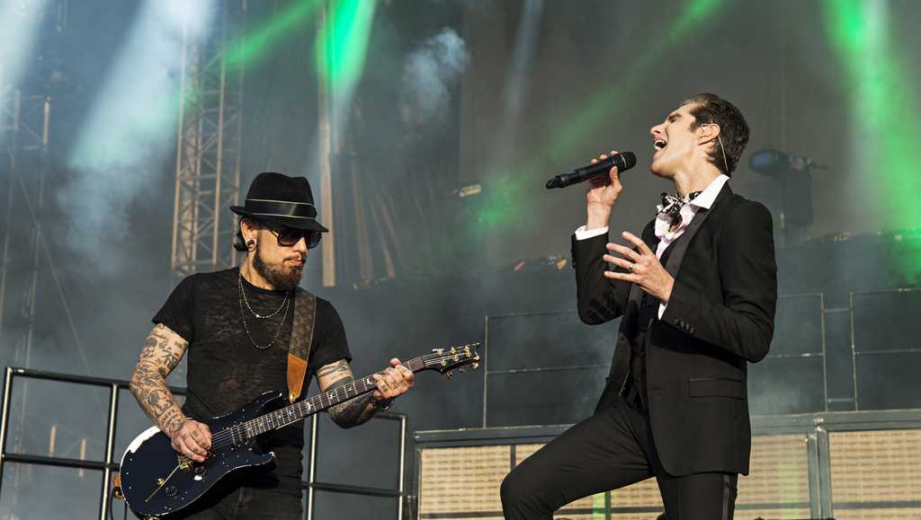 Perry Farrell and Dave Navarro Scuffle During Concert