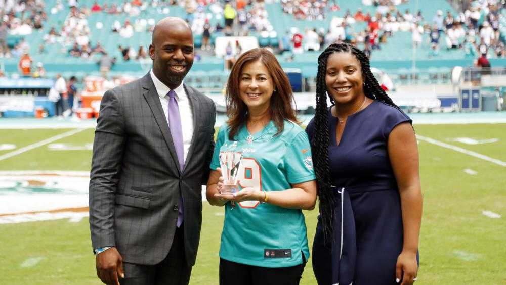 Jason Jenkins' widow, Elizabeth, joins Miami Dolphins broadcast to reflect  on her late husband's legacy