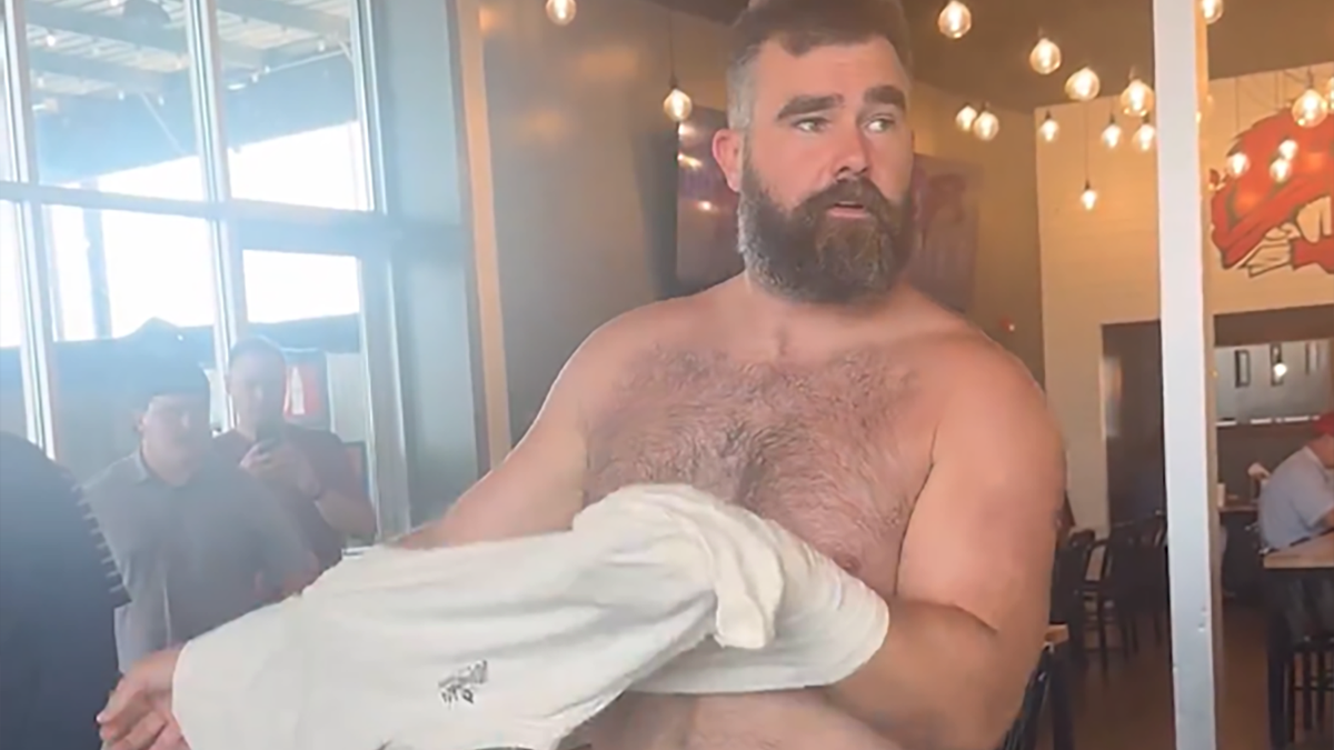 NFL star Jason Kelce stops by Rogers, Arkansas BBQ restaurant