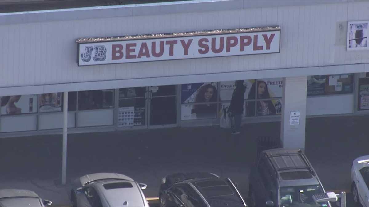 Police Robbers tried to steal hair extensions from beauty supply store