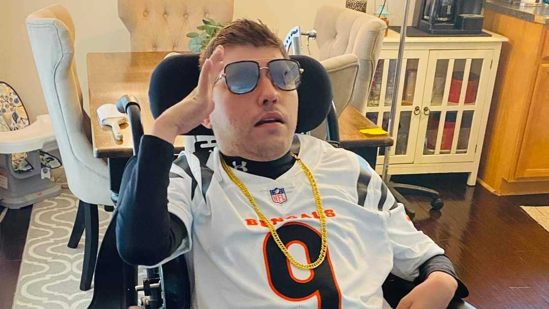 Fans across Cincinnati area dress as Bengals QB Joe Burrow for Halloween