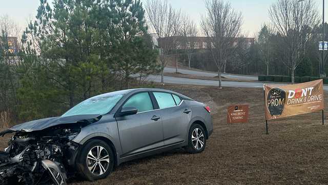 Wrecked cars placed in front Alabama high schools during prom season - Vimarsana News