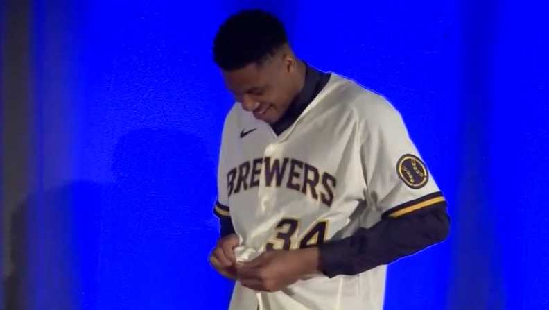 Bucks' Antetokounmpo joins Brewers' ownership group