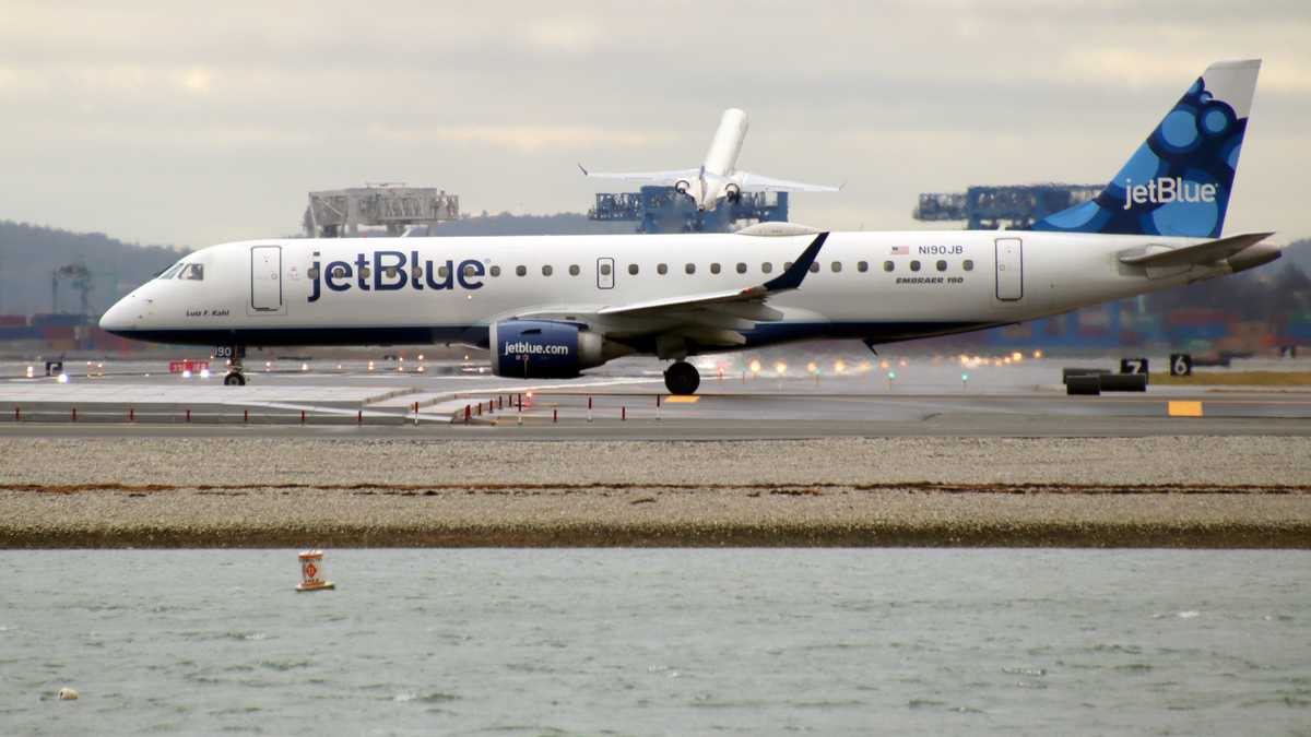 美国联邦航空局调查两名捷蓝航空机组在波士顿降落时遭遇绿激光照射的报道