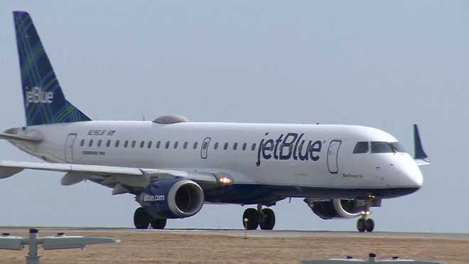 jetblue plane on runway at worcester airport