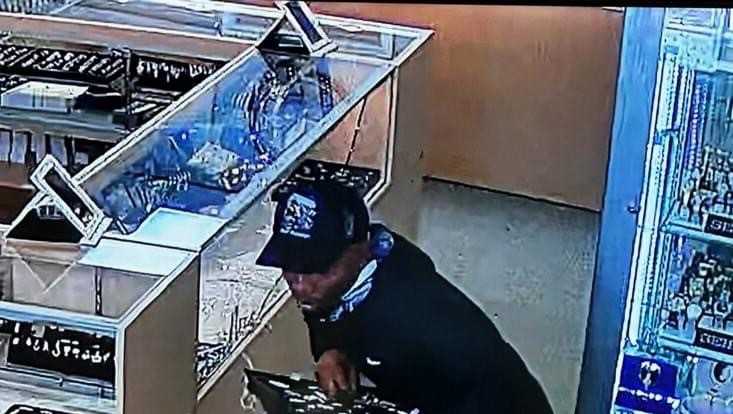 Fort Pierce police look for suspect who used rocks to rob jewelry store