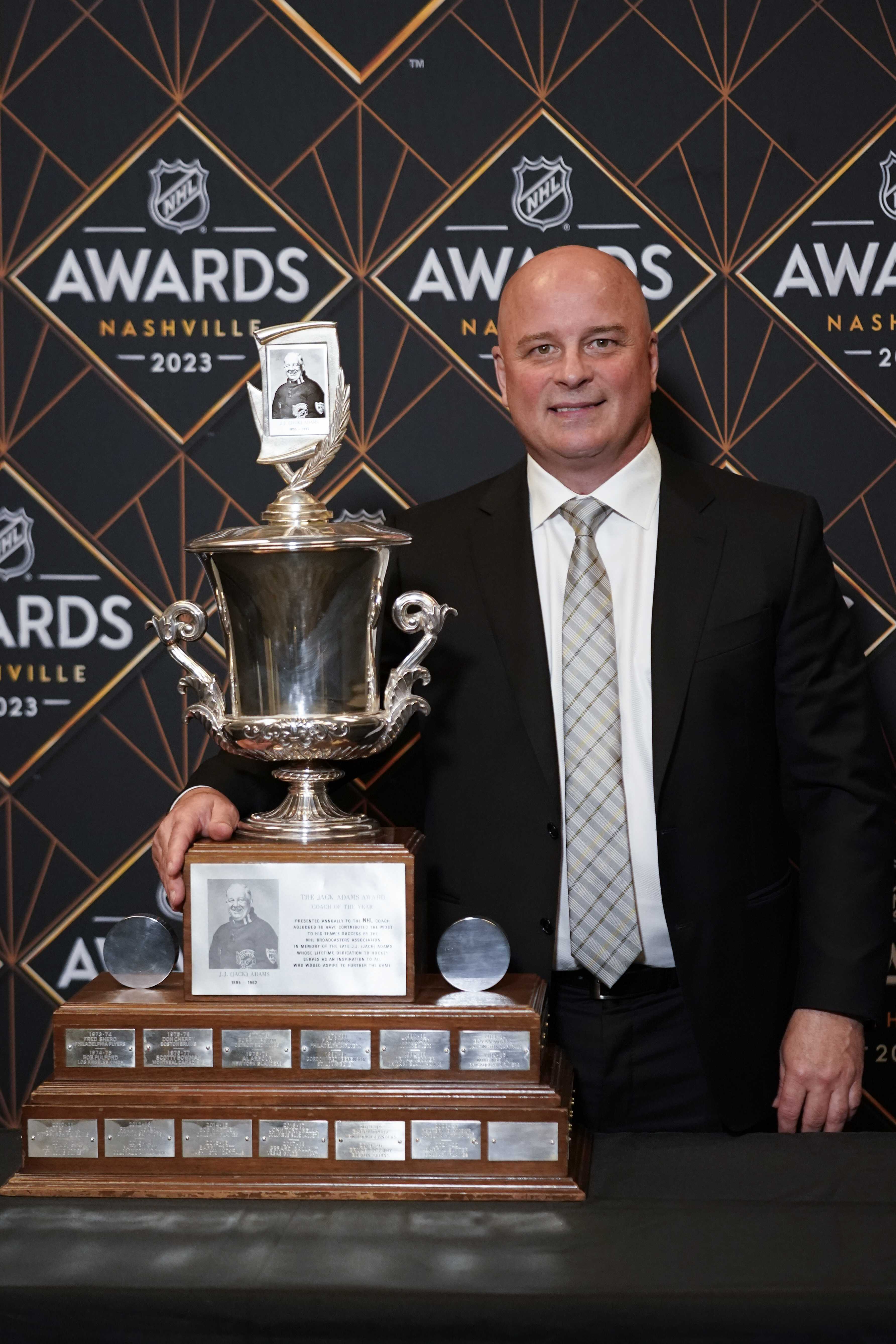 BIG HUGS! 🐻 Linus Ullmark is the 2023 Vezina Trophy winner! 👏 #NHLAwards, @nhlbruins