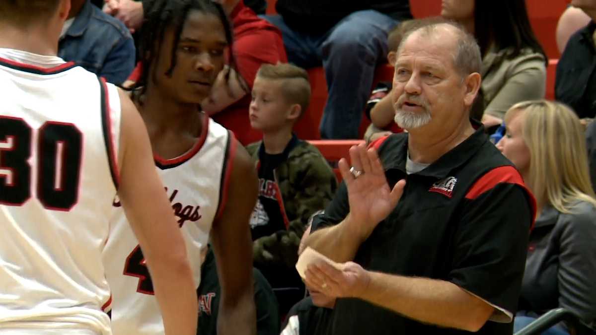 Longtime New Albany basketball coach stepping down after season