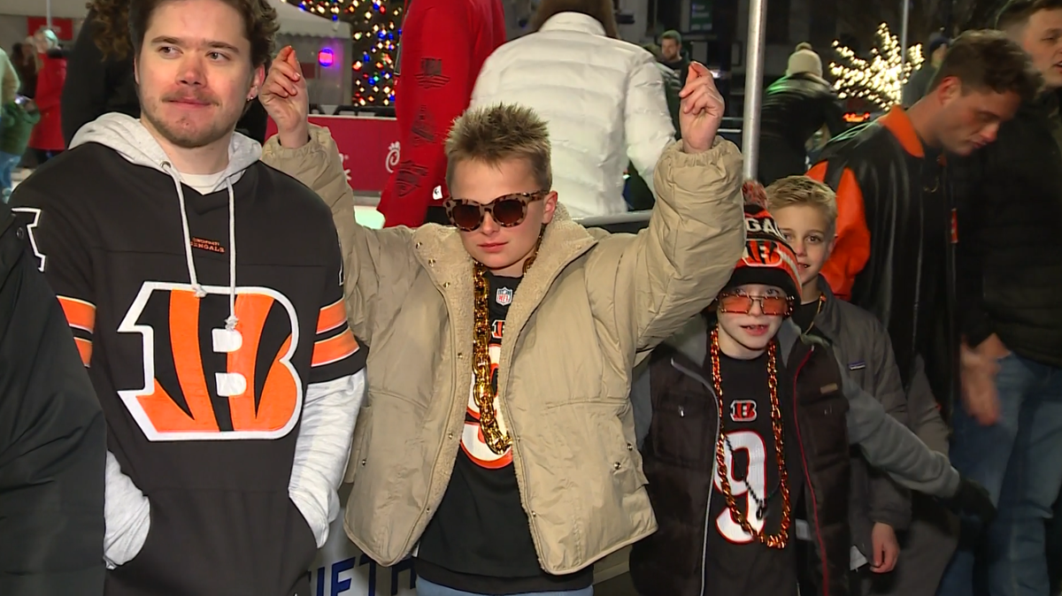 Joe Burrow doppelgangers compete in Fountain Sq.’s look-a-like contest