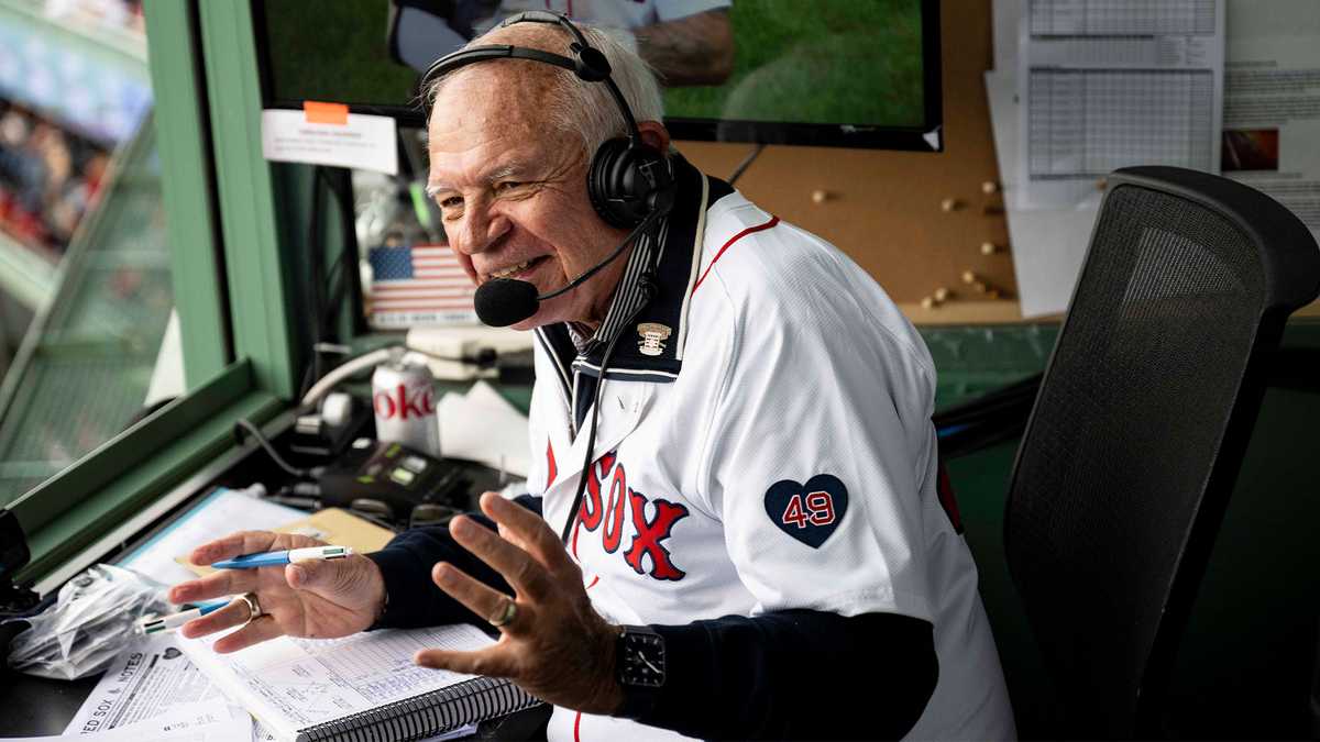 Red Sox honor radio voice Castiglione, who retires after 42 years