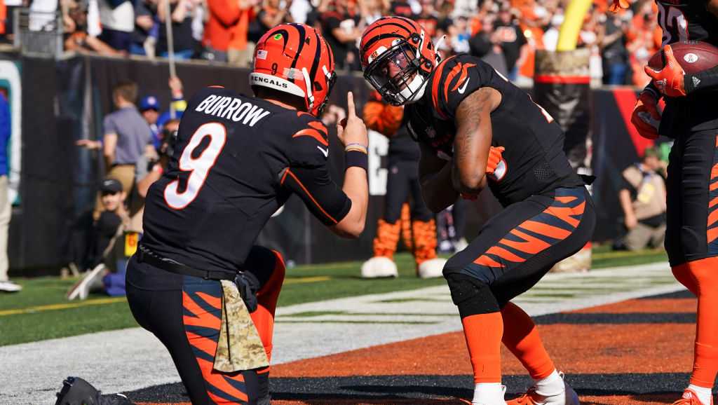 Bengals RB Joe Mixon gets a big push for his first rushing TD of the season