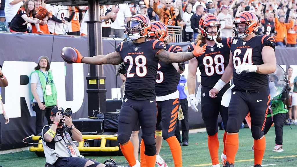 Mixon runs for career-high 165 yards, Bengals crush Steelers