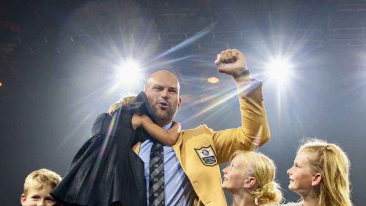 Cleveland Browns legend Joe Thomas received his gold jacket in Canton, Ohio