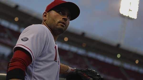 Cincinnati Red Joey Votto gives home run bat, jersey to young fan battling  cancer