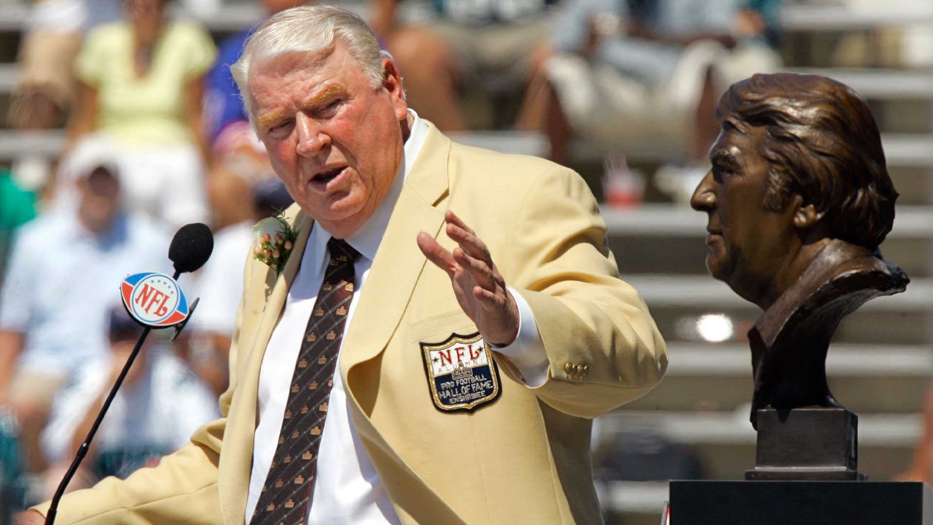 Bill Belichick pays tribute to John Madden during Patriots