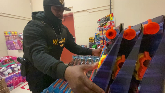 Boston mall security guard says annual holiday gift drive running behind - Vimarsana News