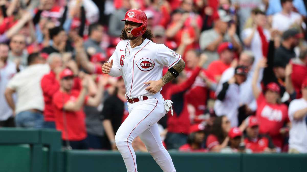 Reds' Jonathan India shares special moment with fan before game