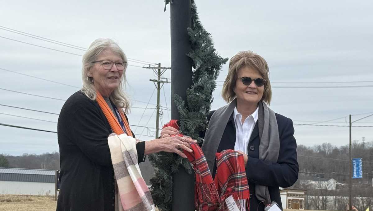 Jonesville mayor, town officials tie scarves on telephone poles for people to keep warm