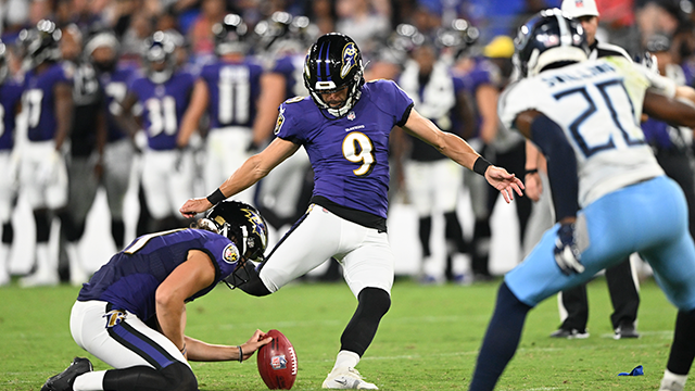 justin tucker kicks field goal against the titans in the ravens 23-10 victory
