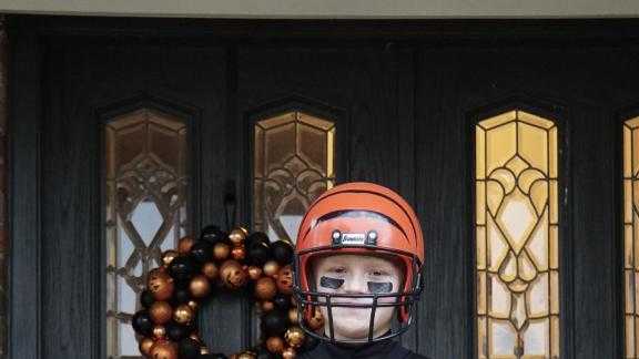 Fans across Cincinnati area dress as Bengals QB Joe Burrow for Halloween