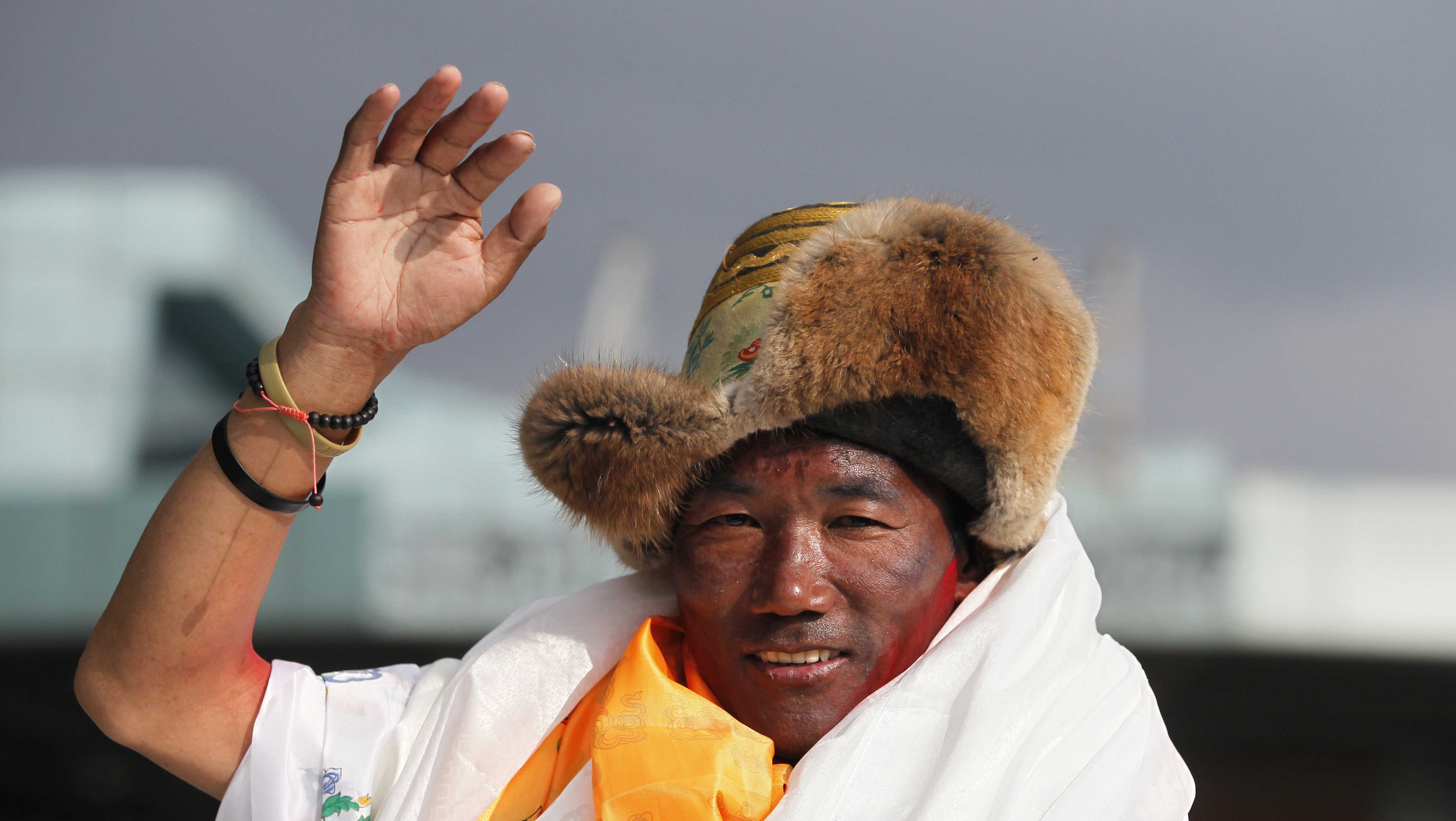 Man scales Mount Everest for a 25th time - Vimarsana News
