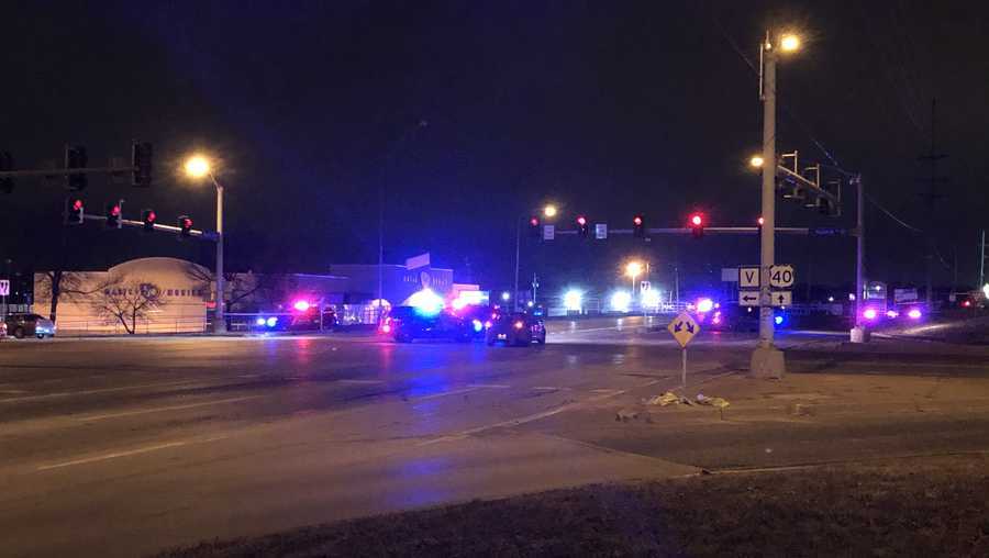 Police: 2 dead, 15 hurt in shooting outside Kansas City bar