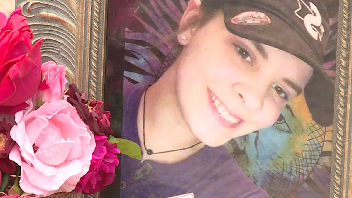 Friends & family hold vigil for Pocola teen killed in crash