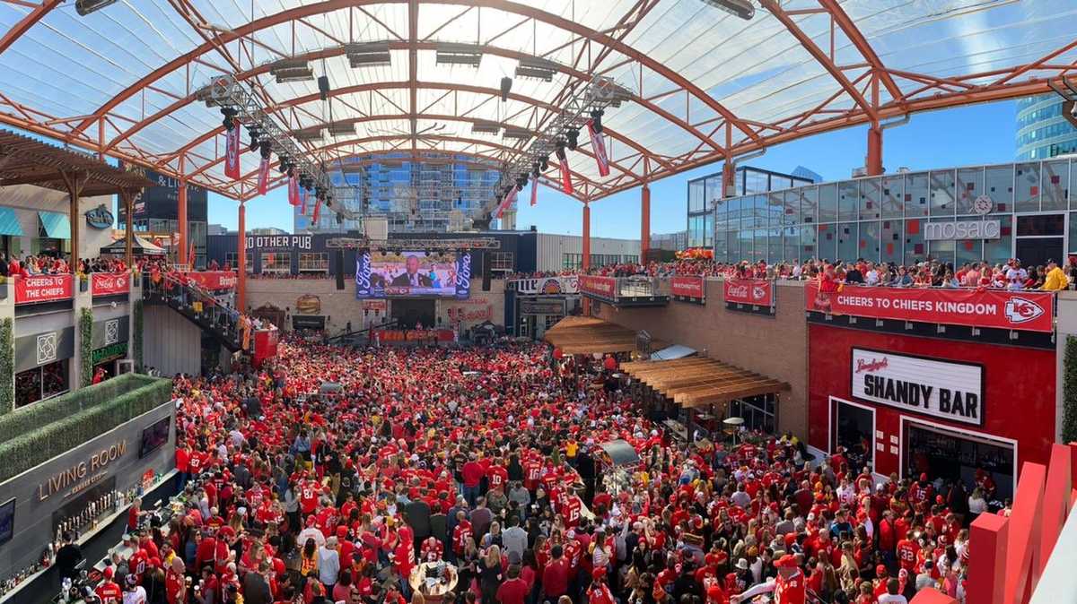 Kansas City Chiefs Chiefs Fans Arrive Early For Kansas City S Biggest Super Bowl Watch Party At Power Light District Kansas City Chiefs Chiefs Fans Arrive Early For Kansas City S Biggest Super Bowl Watch Party At Power Light District