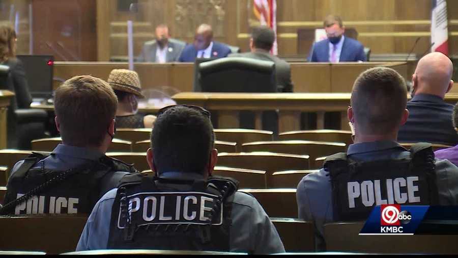 kcpd officers at city council meeting