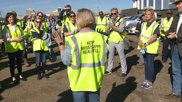 Volunteers pick up trash to kick off cleanup event - Vimarsana News