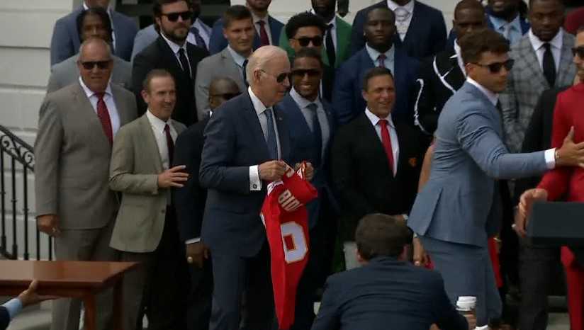 Chiefs' Patrick Mahomes stops Travis Kelce White House speech