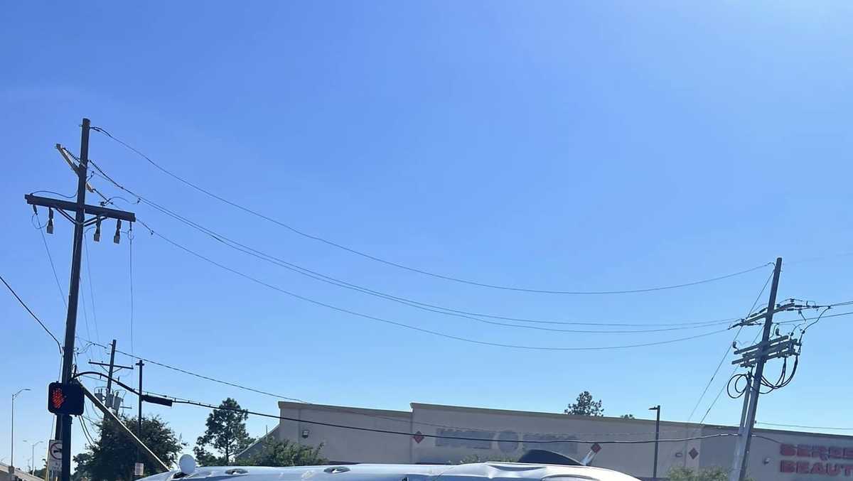 Kenner car crash snarls traffic